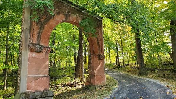 An arch at Hayes Arboretum